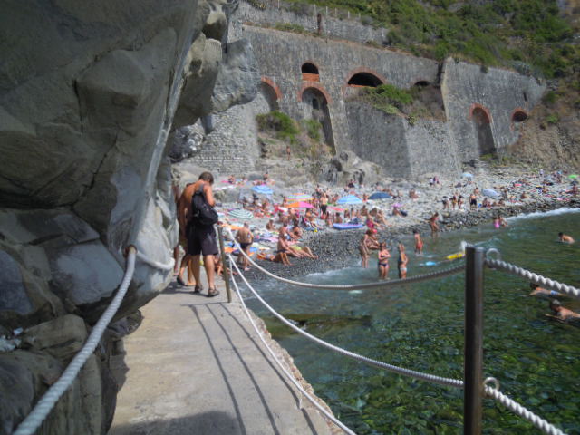140_Riomaggiore_passerella_spiaggia 140_Riomaggiore_passerella_spiaggia