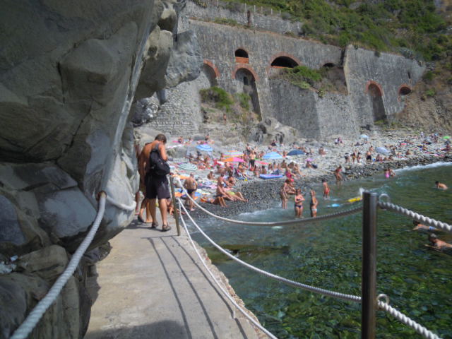 140_Riomaggiore_passerella_spiaggia