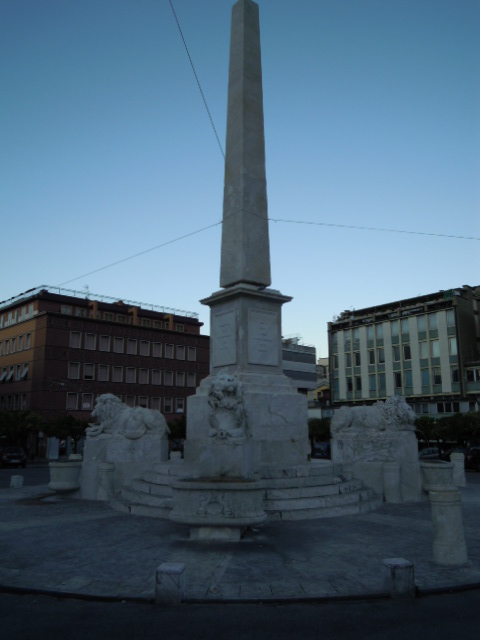 7_Monumento_Piazza_Aranci_Verticale